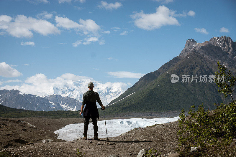 一名徒步攀登冰川的男子，Wrangell St. Elias NP, Alaska